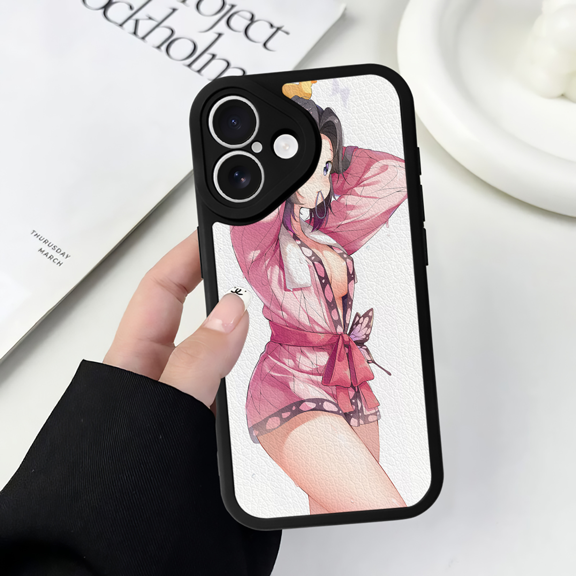 （画像用） 鬼滅の刃（きめつのやいば）蟲柱-胡蝶 しのぶ／こちょう しのぶ Kochou Shinobu 【iPhone 16シリーズ対応】シリコンスマホケース（レザー調） 材質：シリコン
